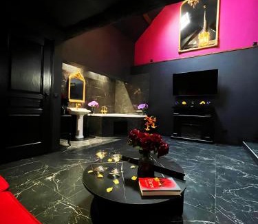 Flagy House | L'Orchidarium, maison élégante et romantique à Flagy - Loveroom en duplex