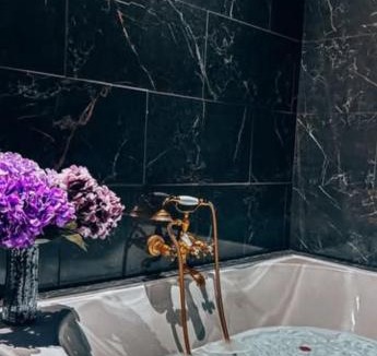 Flagy House | L'Orchidarium, maison élégante et romantique à Flagy - Loveroom en duplex