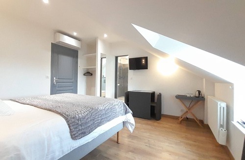 Villers-les-Ormes Bed & Breakfast | L3: double room at Domaine de Treuillaud with swimming pool