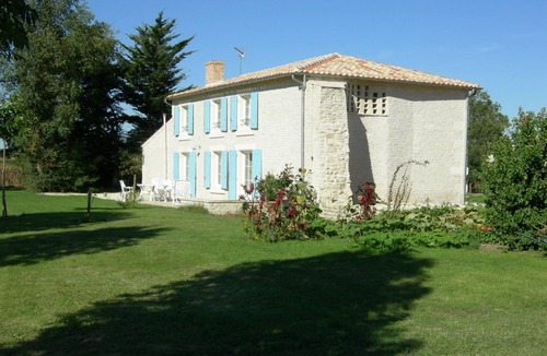 Saint-Pierre-d'Amilly House | La Borderie: the charm in the countryside