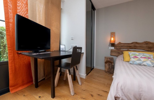 La Croix-Hellean Bed & Breakfast | La Bucolique Guest Room - Les Hortensias