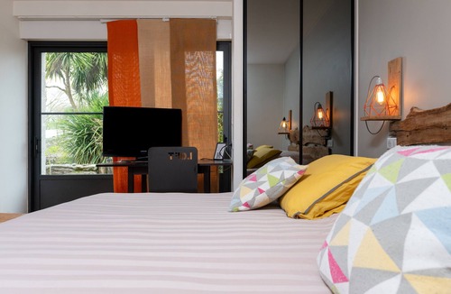 La Croix-Hellean Bed & Breakfast | La Bucolique Guest Room - Les Hortensias
