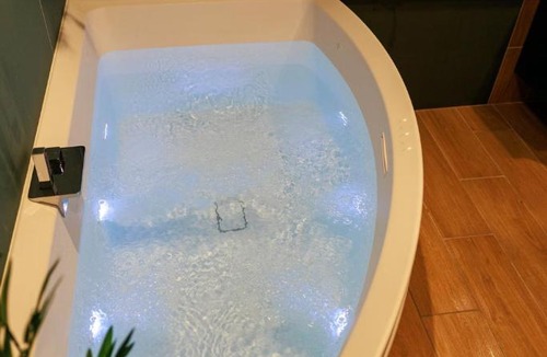 Montargis Apartment | La Bulle d'Amour, romantic suite, city center