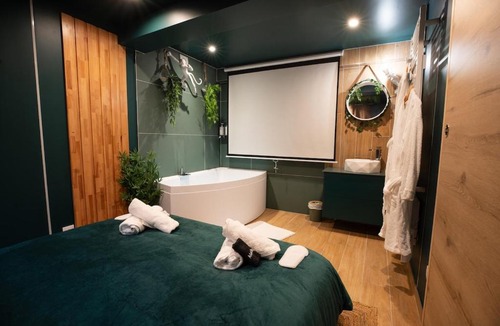 Montargis Apartment | La Bulle d'Amour, romantic suite, city center