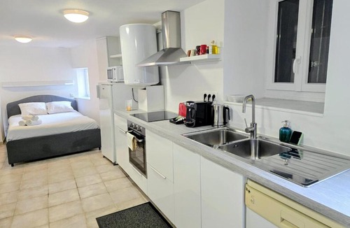 Saint-Bris-le-Vineux Apartment | La Croix Studio - Bail Partner
