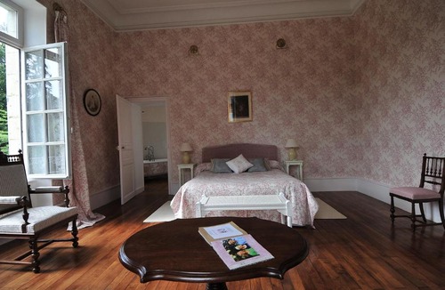 Villeneuve-sur-Allier Bed & Breakfast | La Demeure d'Aglaë