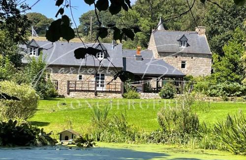 Saint-Gilles-Pligeaux House | La familiale du manoir de Kerollivier
