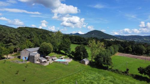 Saint-Etienne-Lardeyrol Bed & Breakfast | La Framboisine