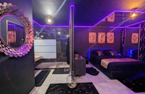 Moyen-Vernet Apartment | La Gold Room jacuzzi et sauna