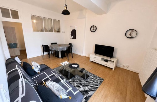 Issoudun Apartment | La Halte - Comfortable Flat near Station & Old Town