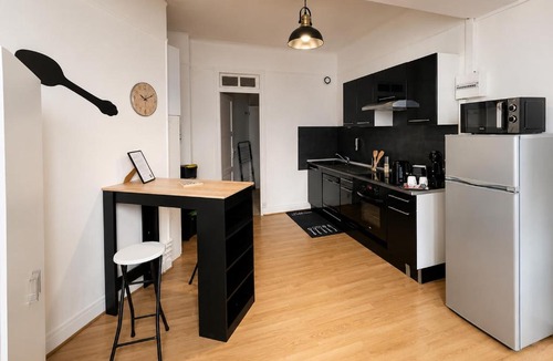 Issoudun Apartment | La Halte - Comfortable Flat near Station & Old Town