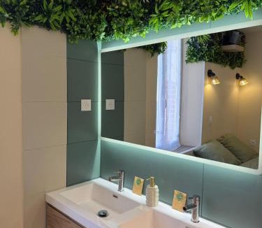 La Chapelle-Saint-Ursin Apartment | La Jungle - A71 - Jacuzzi et Cinéma