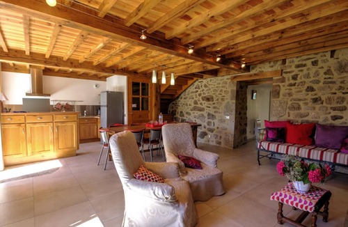 La Valla-sur-Rochefort Cottage | La Liesse Cottage with 4 bedrooms, fireplace, garden, pets allowed
