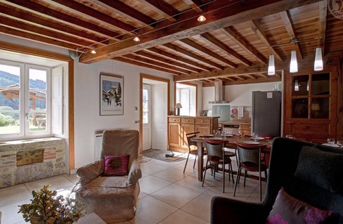 La Valla-sur-Rochefort Cottage | La Liesse Cottage with 4 bedrooms, fireplace, garden, pets allowed