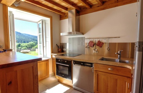 La Valla-sur-Rochefort Cottage | La Liesse Cottage with 4 bedrooms, fireplace, garden, pets allowed