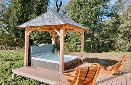 Saint-Bonnet-de-Condat House | La maison des volcans Cantal, pretty Auvergne house with jacuzzi