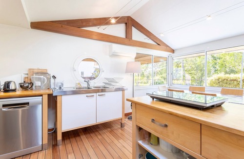 Combrit House | La Maison De Kerobistin – 150m from the Beach, Perfect for Families