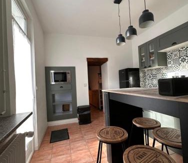 Saint-Marcel House | La maison de la rue tordue