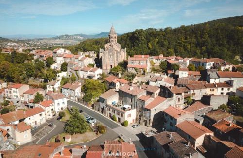 Saint-Saturnin Bed & Breakfast | La maison des archers