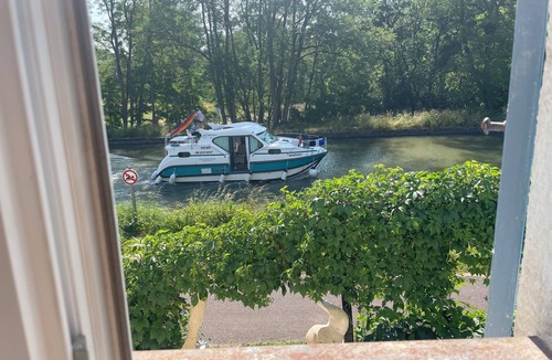 Bannay Cottage | La maison du canal, cosy artist's house, pets welcome