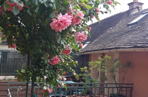 Nemours House | La maison rose: Atypical house - town center - Near train station