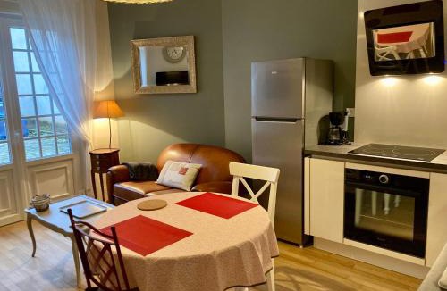 Montargis Apartment | La maison Virginie 1 à 2 pers charmant climatisé central parking proximité port