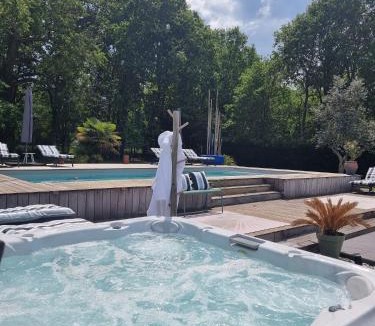 Saint-Jean-d'Illac Bed & Breakfast | La Parenthèse du Las, Maison d'hôtes, Piscine et Spa, entre Bordeaux et Cap Ferret