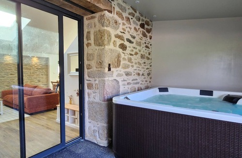 Ergue-Gaberic Apartment | La Parenthèse - Vacation Rental for 4 People with Private Spa, Finistère