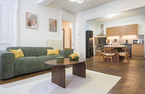 Vienne Apartment | La petite Élégance - Centre-ville, Standing & Balcon