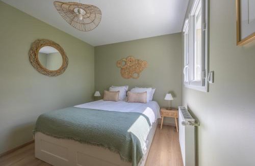 Le Molay-Littry House | La petite maison de Littry parking