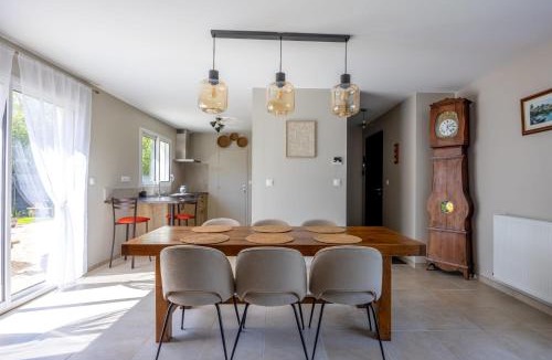 Le Molay-Littry House | La petite maison de Littry parking