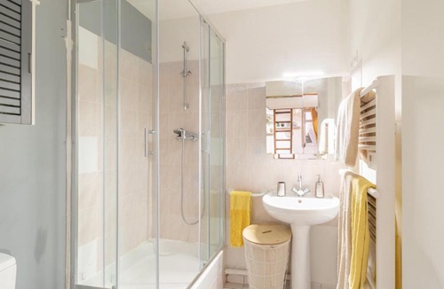 Dammarie Les Lys Apartment | La Petite Reine Blanche