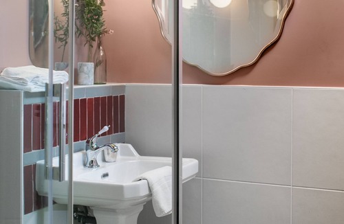 Hopital Saint-Louis Hotel | La Planque Hôtel