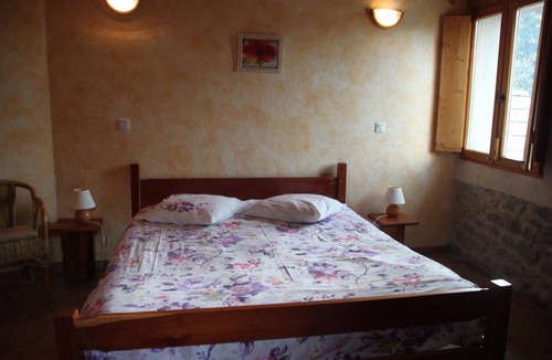 Pont-du-Fosse Bed & Breakfast | La Primholstein double room
