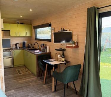 Portbail Ski Chalet | La Roulotte - Tiny House 150m de la Plage