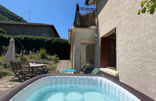 Vif House | La Sallandière - Gîte et table d'hôtes avec Jacuzzi en Isère, près des passerelles himalayennes du lac de Monteynard