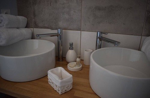 Marcillac-Saint-Quentin Bed & Breakfast | La Sarlamandre