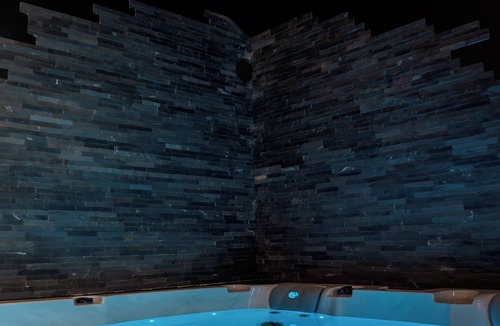 Precy-sur-Oise Apartment | La Suite d'Exception: Cinéma Privé & Spa de Rêve" (The Exceptional Suite: Private Cinema & Dream Spa)