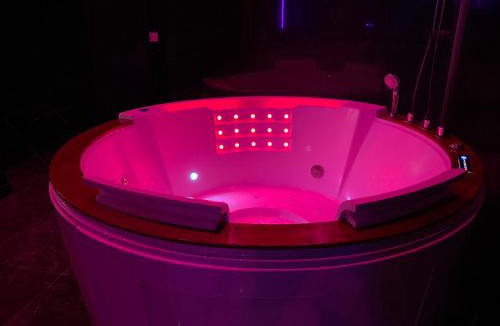 Riom Apartment | La Suite Marylin, Loft de 90m2 avec Sauna et Jacuzzi