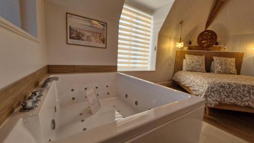 Boissettes Apartment | La suite Nature jacuzzi au cœur du château de Boissettes