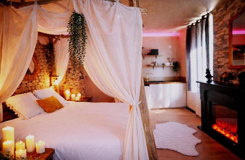 Bourgoin-Jallieu Apartment | La suite Safari jusqu'à 4 personnes, Spa XXL, day use, 5 min centre ville, cinéma, cascade et lit sous les arbres