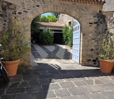 Saint-Saturnin Bed & Breakfast | La Tour Noble