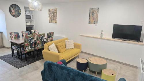 Saint-Germain-Lembron House | La Traboule - Terrasse - 6 pers