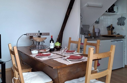 Le Passage Apartment | La Tramolière, accommodation in a green setting