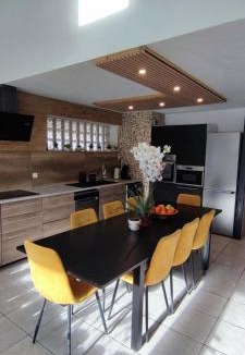 Retournac House | La vie la la - Maison et studios avec piscine, sauna et salle de jeux