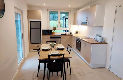Les Grangettes House | Lake view accommodation in the heart of nature