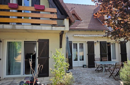 Chatellerault House | Lake View, Spacious House with Garden