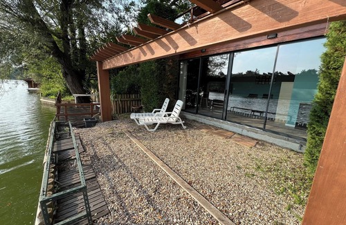 Vinneuf House | Lakeside chalet, a haven of peace and nature less than 100km from Paris