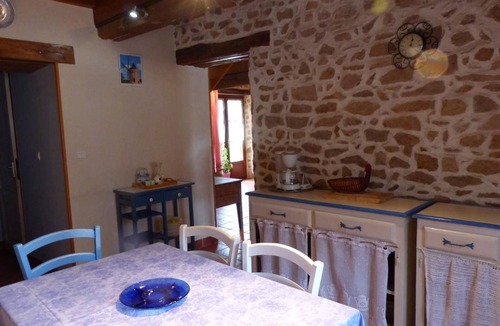 Barrais-Bussolles Cottage | Large cottage in Barrais-Bussolles with fireplace and pets allowed