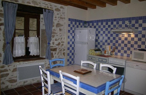 Barrais-Bussolles Cottage | Large cottage in Barrais-Bussolles with fireplace and pets allowed